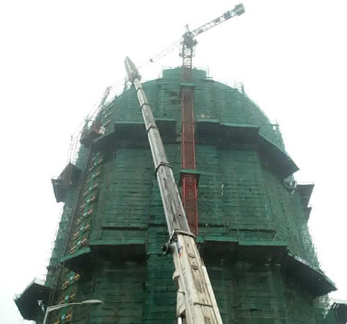 滦南吊车在工地上作业